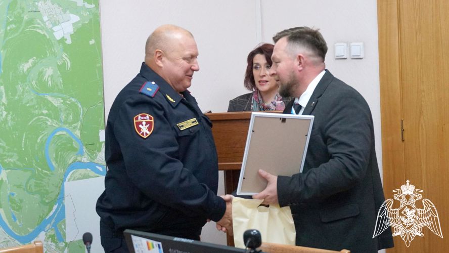 Глава администрации города Кирова наградил росгвардейцев за подготовку молодежи к военной службе