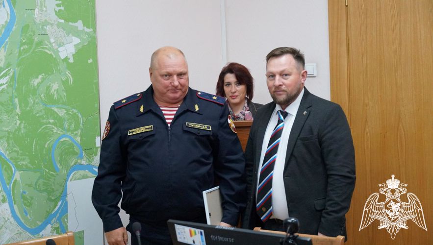 Глава администрации города Кирова наградил росгвардейцев за подготовку молодежи к военной службе