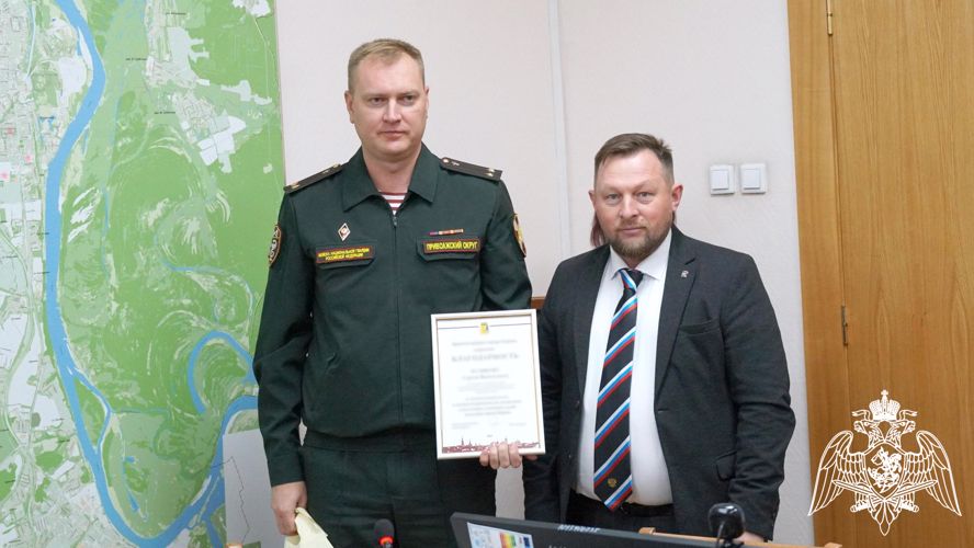 Глава администрации города Кирова наградил росгвардейцев за подготовку молодежи к военной службе