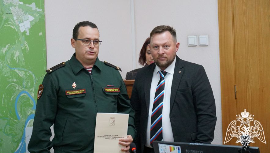 Глава администрации города Кирова наградил росгвардейцев за подготовку молодежи к военной службе