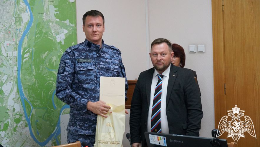 Глава администрации города Кирова наградил росгвардейцев за подготовку молодежи к военной службе
