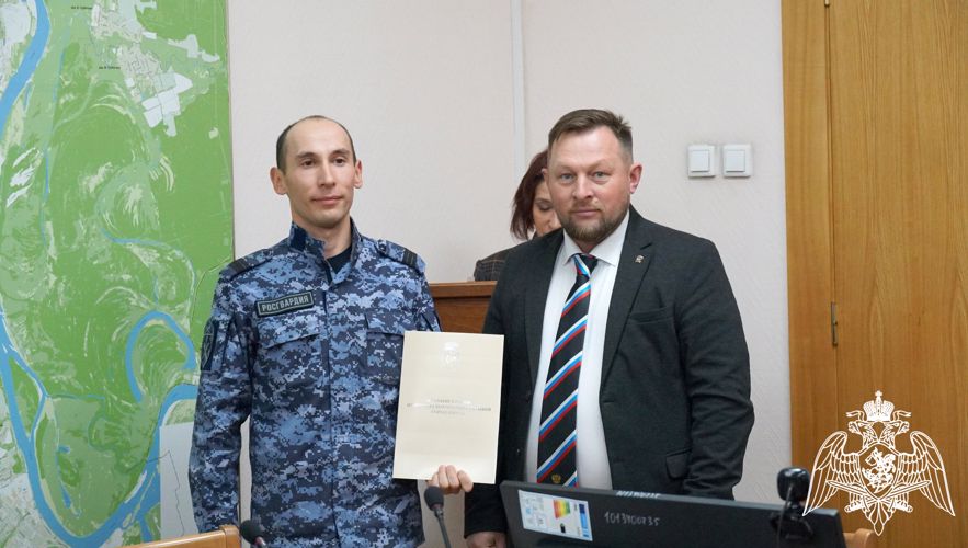 Глава администрации города Кирова наградил росгвардейцев за подготовку молодежи к военной службе