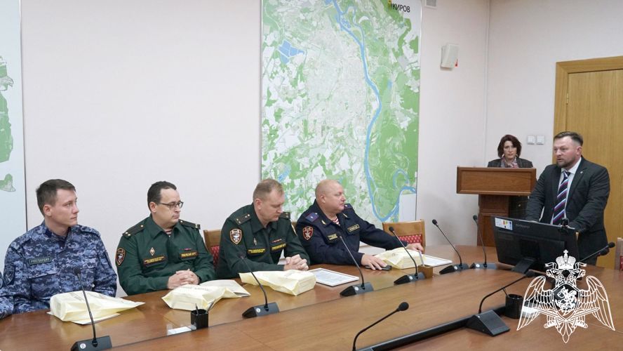 Глава администрации города Кирова наградил росгвардейцев за подготовку молодежи к военной службе