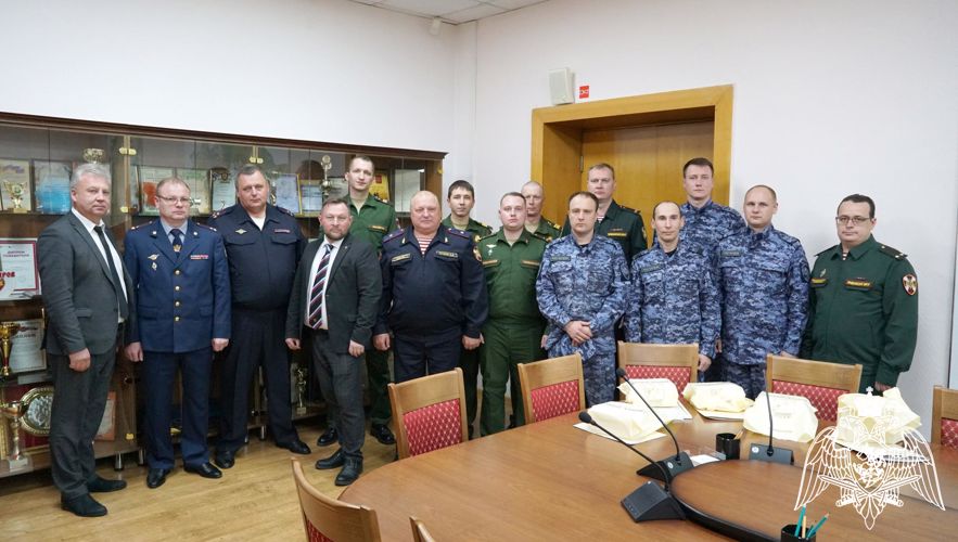 Глава администрации города Кирова наградил росгвардейцев за подготовку молодежи к военной службе