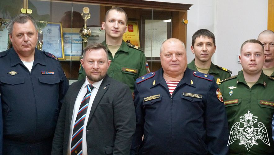 Глава администрации города Кирова наградил росгвардейцев за подготовку молодежи к военной службе