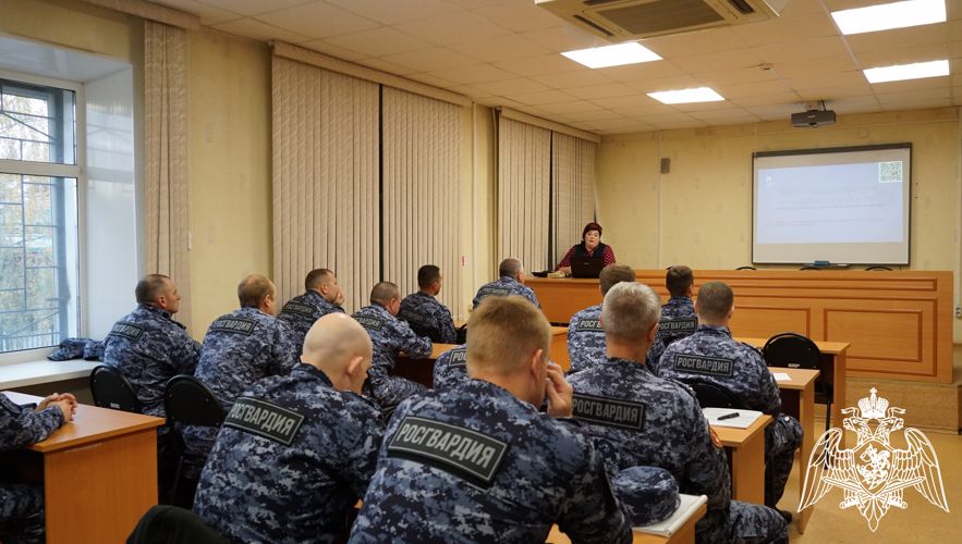 В Кирове представитель общества «Знание» рассказала росгвардейцам о мерах господдержки семей в РФ 