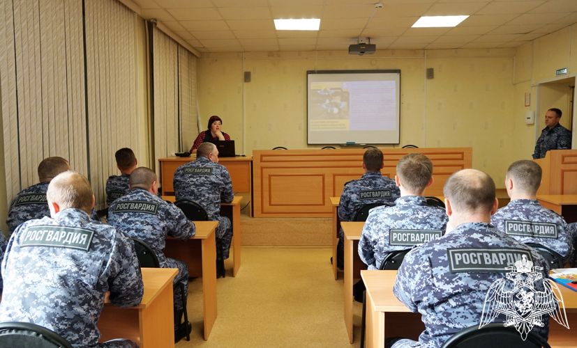 В Кирове представитель общества «Знание» рассказала росгвардейцам о мерах господдержки семей в РФ 