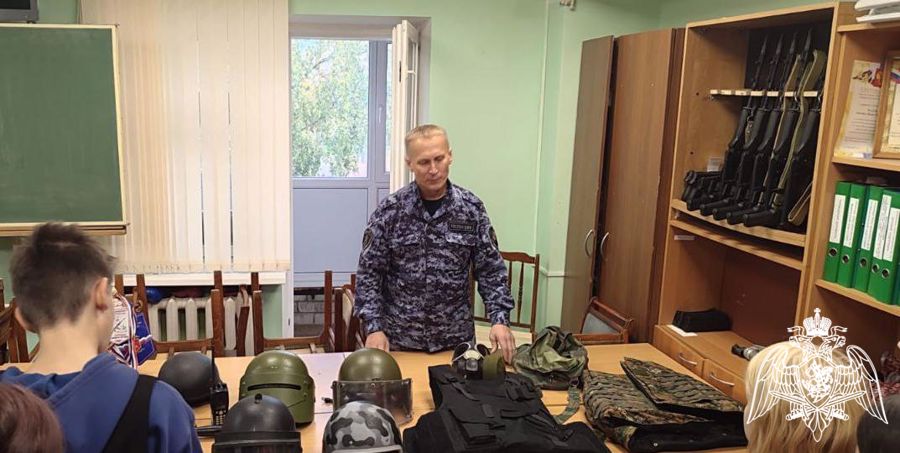 Кировские лицеисты посетили музей вневедомственной охраны Росгвардии
