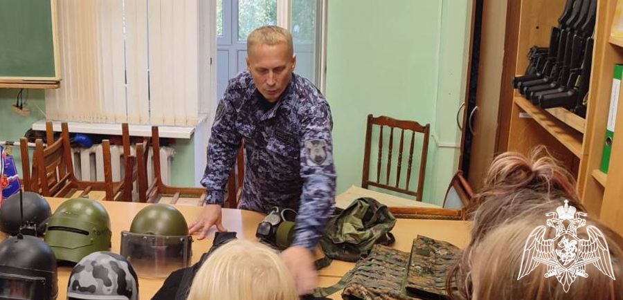Кировские лицеисты посетили музей вневедомственной охраны Росгвардии
