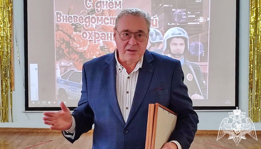 В Кирове учащиеся школы-интерната №3 поздравили сотрудников вневедомственной охраны Росгвардии с днем образования подразделения 
