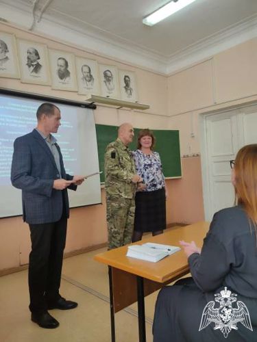 Ветераны Росгвардии поздравили педагогов с профессиональным праздником