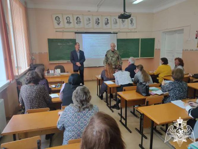 Ветераны Росгвардии поздравили педагогов с профессиональным праздником