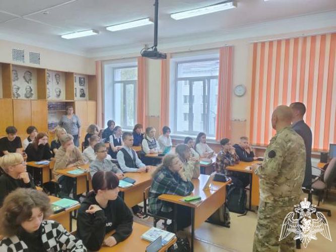 Ветераны Росгвардии поздравили педагогов с профессиональным праздником