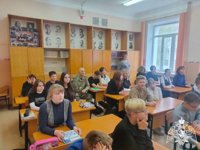 Ветераны Росгвардии поздравили педагогов с профессиональным праздником