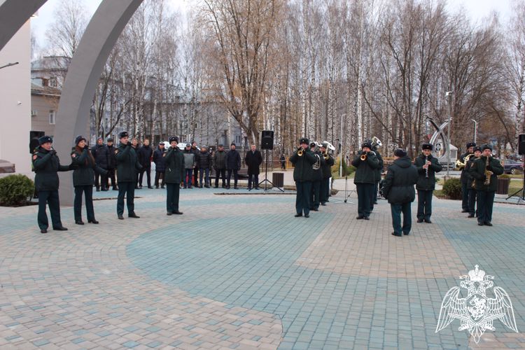 Руководство кировской Росгвардии приняло участие в открытии памятника, посвященного трудовому подвигу жителей областного центра в годы ВОВ