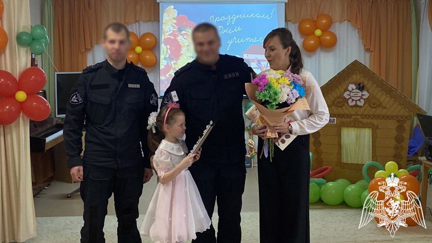 В Кирове сотрудники ОМОН «Вятич» поздравили педколлектив подшефного детского дома с Днем учителя