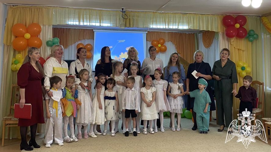 В Кирове сотрудники ОМОН «Вятич» поздравили педколлектив подшефного детского дома с Днем учителя