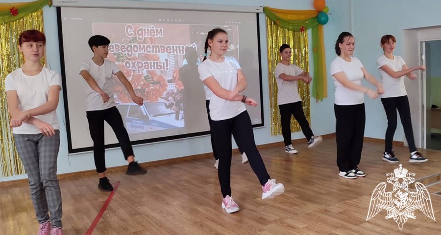 В Кирове учащиеся школы-интерната №3 поздравили сотрудников вневедомственной охраны Росгвардии с днем образования подразделения 
