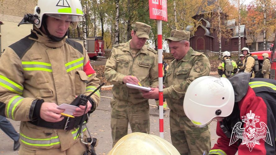 В Кирове военнослужащие Росгвардии и сотрудники МЧС в ходе совместных учений отработали действия по ликвидации пожара (фото, видео)