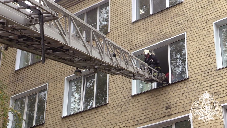 В Кирове военнослужащие Росгвардии и сотрудники МЧС в ходе совместных учений отработали действия по ликвидации пожара (фото, видео)