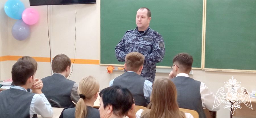 Сотрудники вневедомственной охраны провели урок Мужества для кировских гимназистов