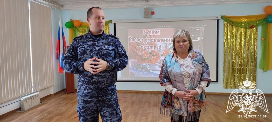 В Кирове учащиеся школы-интерната №3 поздравили сотрудников вневедомственной охраны Росгвардии с днем образования подразделения 