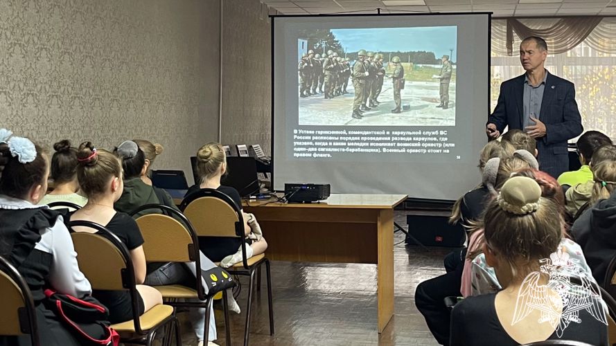 Ветеран Росгвардии рассказал ученикам кировской школы искусств о военной музыке