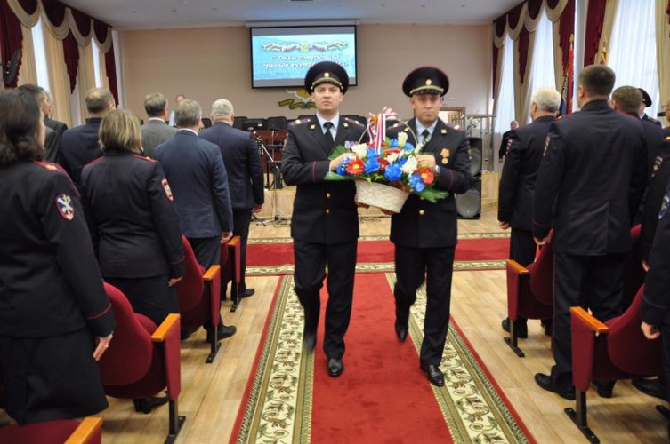 Начальник Управления Росгвардии по Кировской области поздравил сотрудников органов внутренних дел РФ с их профессиональным праздником