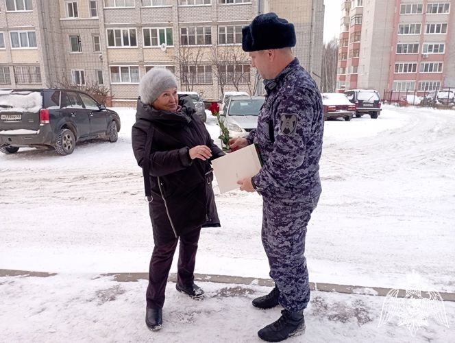В Кирове в преддверии Дня матери росгвардейцы поздравили мам и жен сотрудников, погибших при исполнении служебного долга