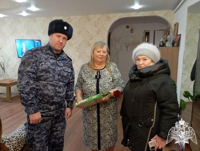 В Кирове в преддверии Дня матери росгвардейцы поздравили мам и жен сотрудников, погибших при исполнении служебного долга