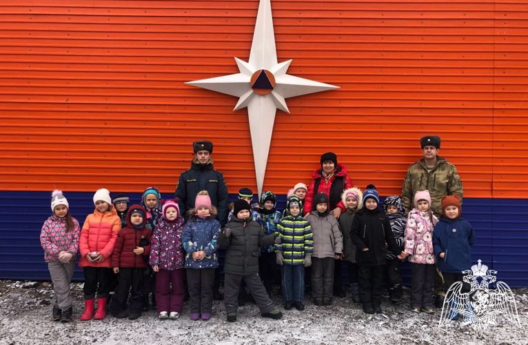 В Кирове офицер Росгвардии организовал экскурсию в пожарно-спасательную часть для воспитанников детского сада