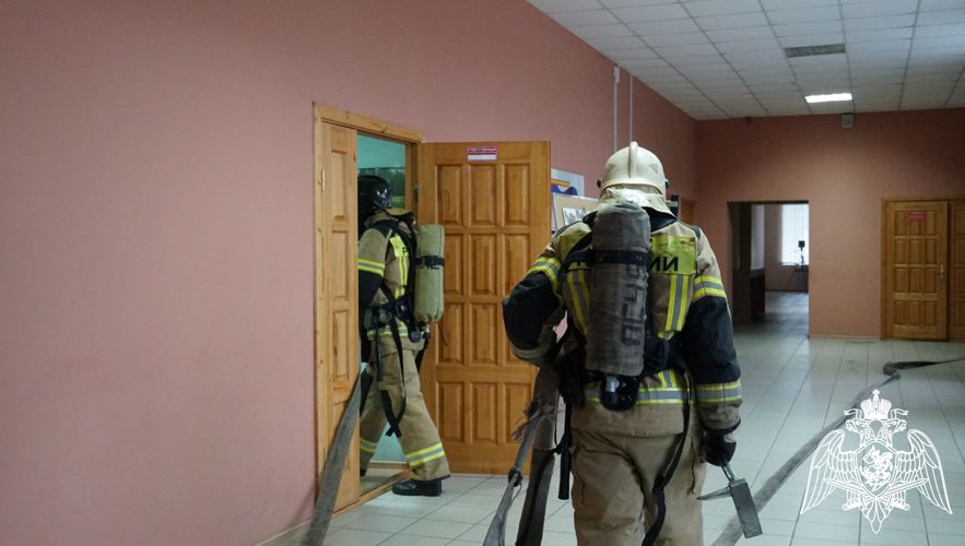 В Кирове сотрудники ОМОН Росгвардии и МЧС в ходе совместных учений отработали действия по ликвидации пожара 