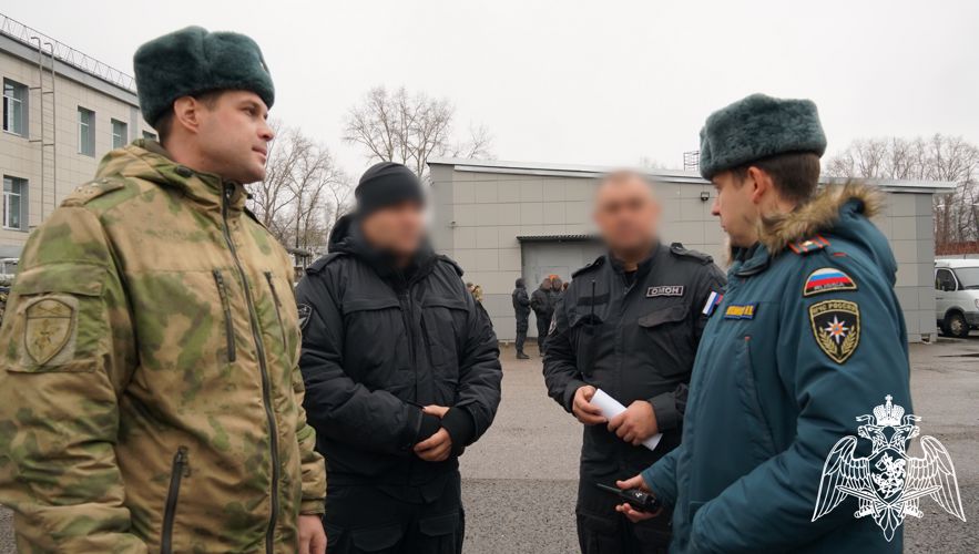 В Кирове сотрудники ОМОН Росгвардии и МЧС в ходе совместных учений отработали действия по ликвидации пожара 