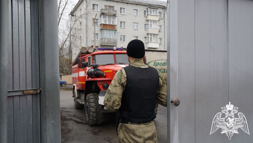 В Кирове сотрудники ОМОН Росгвардии и МЧС в ходе совместных учений отработали действия по ликвидации пожара 