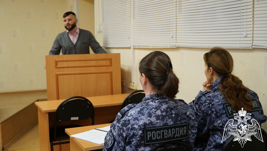 В Кирове представитель общества "Знание" прочитал росгвардейцам лекцию из истории военной дипломатии