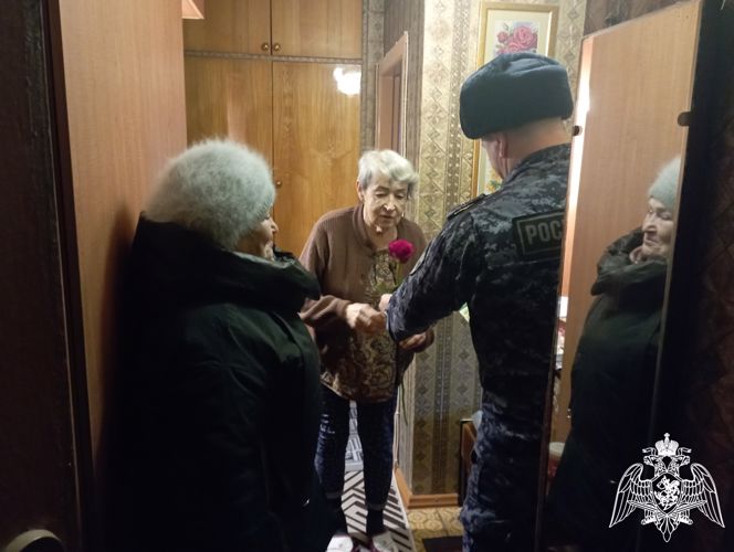 В Кирове в преддверии Дня матери росгвардейцы поздравили мам и жен сотрудников, погибших при исполнении служебного долга
