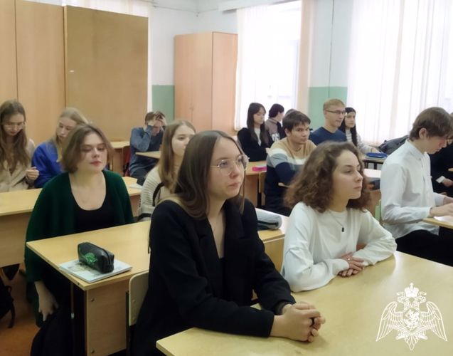 В Кирове росгвардейцы рассказали школьникам о службе во вневедомственной охране