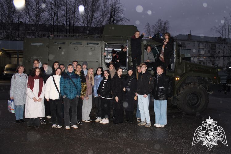 Первый командир кировского ОМОН Владимир Титов познакомил школьников и студентов с работой отряда 