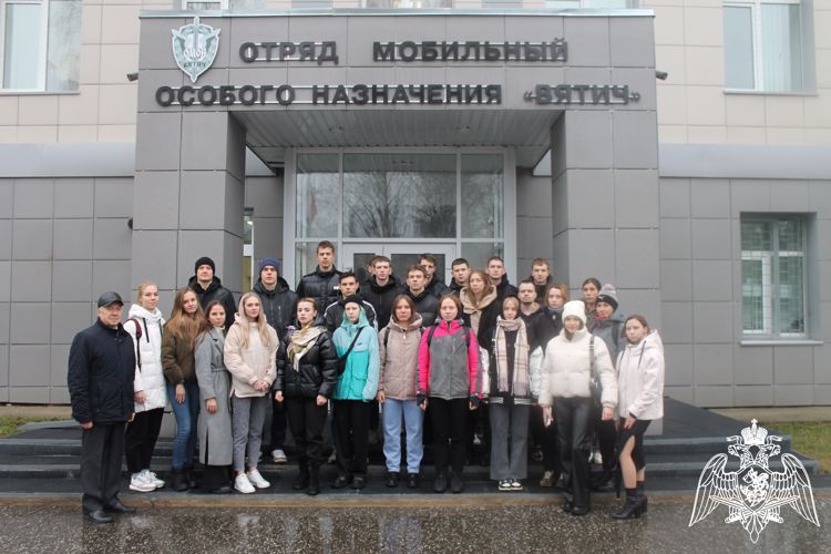 Первый командир кировского ОМОН Владимир Титов познакомил школьников и студентов с работой отряда 