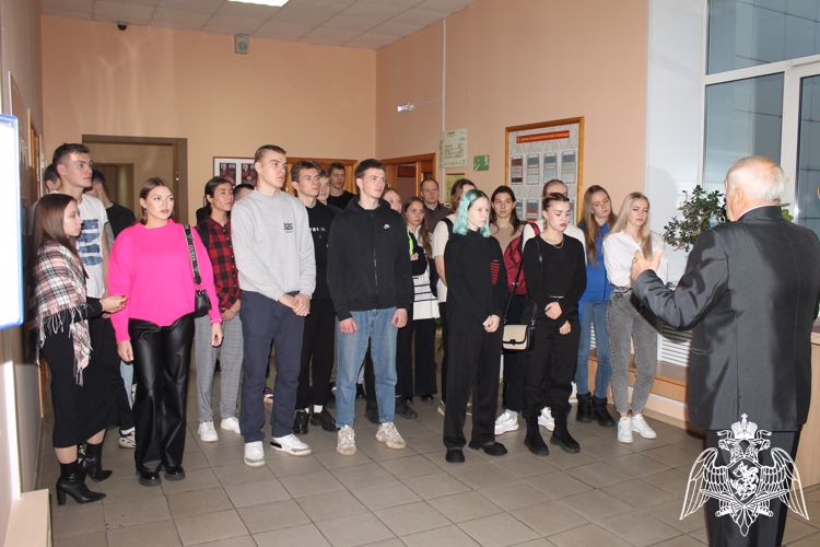 Первый командир кировского ОМОН Владимир Титов познакомил школьников и студентов с работой отряда 
