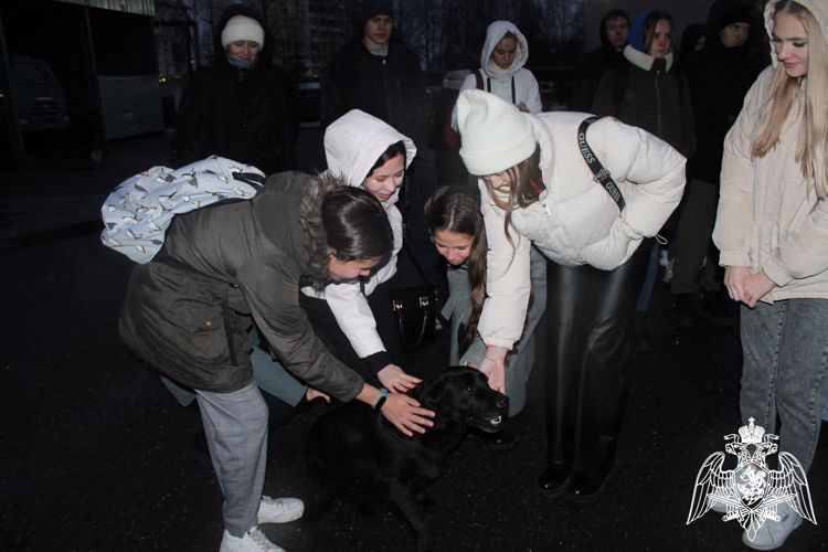 Первый командир кировского ОМОН Владимир Титов познакомил школьников и студентов с работой отряда 