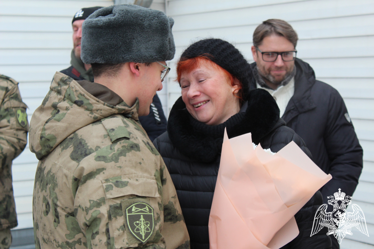 В Кирове росгвардейцы, проходящие военную службу по призыву, отпраздновали День матери вместе со своими родителями