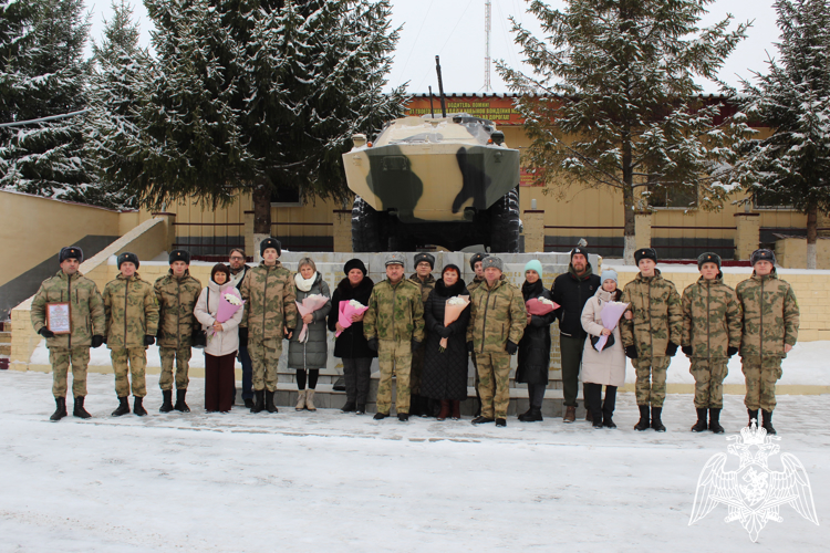 В Кирове росгвардейцы, проходящие военную службу по призыву, отпраздновали День матери вместе со своими родителями