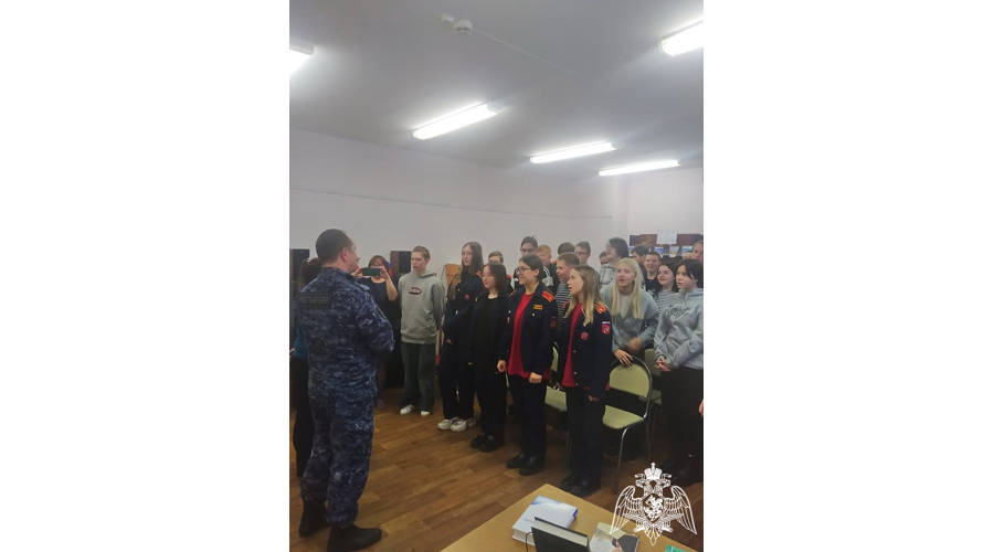 В Кирове росгвардеец провел урок «Разговоры о важном» для подшефных кадет