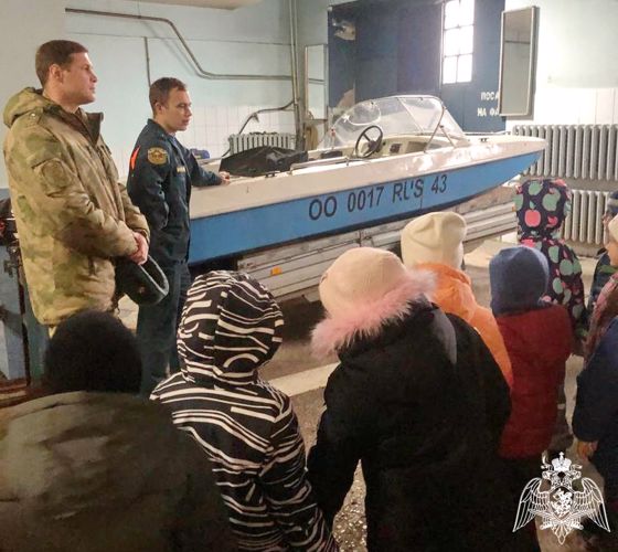 В Кирове офицер Росгвардии организовал экскурсию в пожарно-спасательную часть для воспитанников детского сада