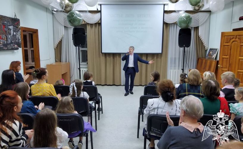 В Кирове директор городской библиотеки поблагодарила ветерана Росгвардии за плодотворное сотрудничество