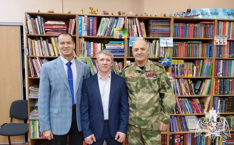 В Кирове директор городской библиотеки поблагодарила ветерана Росгвардии за плодотворное сотрудничество