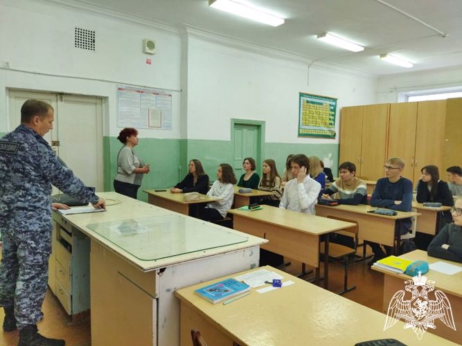В Кирове росгвардейцы рассказали школьникам о службе во вневедомственной охране