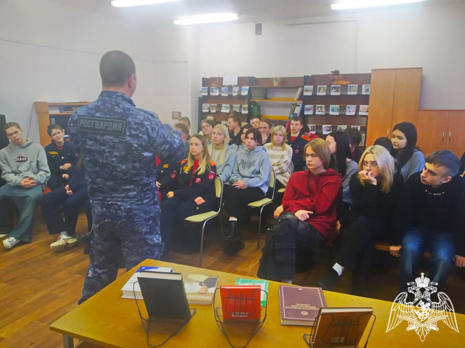 В Кирове росгвардеец провел урок «Разговоры о важном» для подшефных кадет