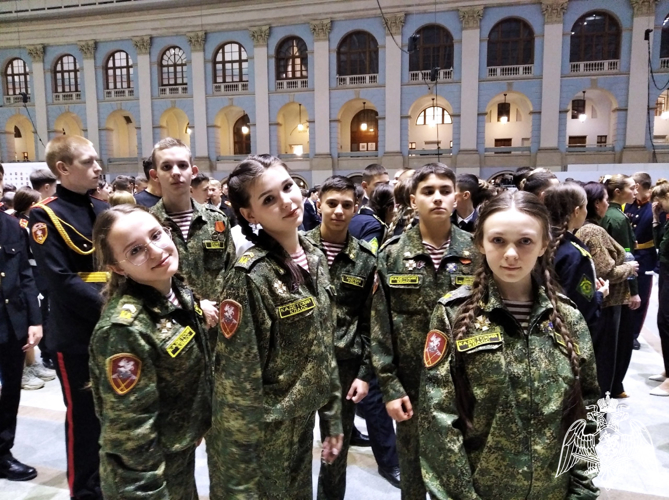 Подшефные кировских росгвардейцев приняли участие в Международном кремлевском кадетском бале
